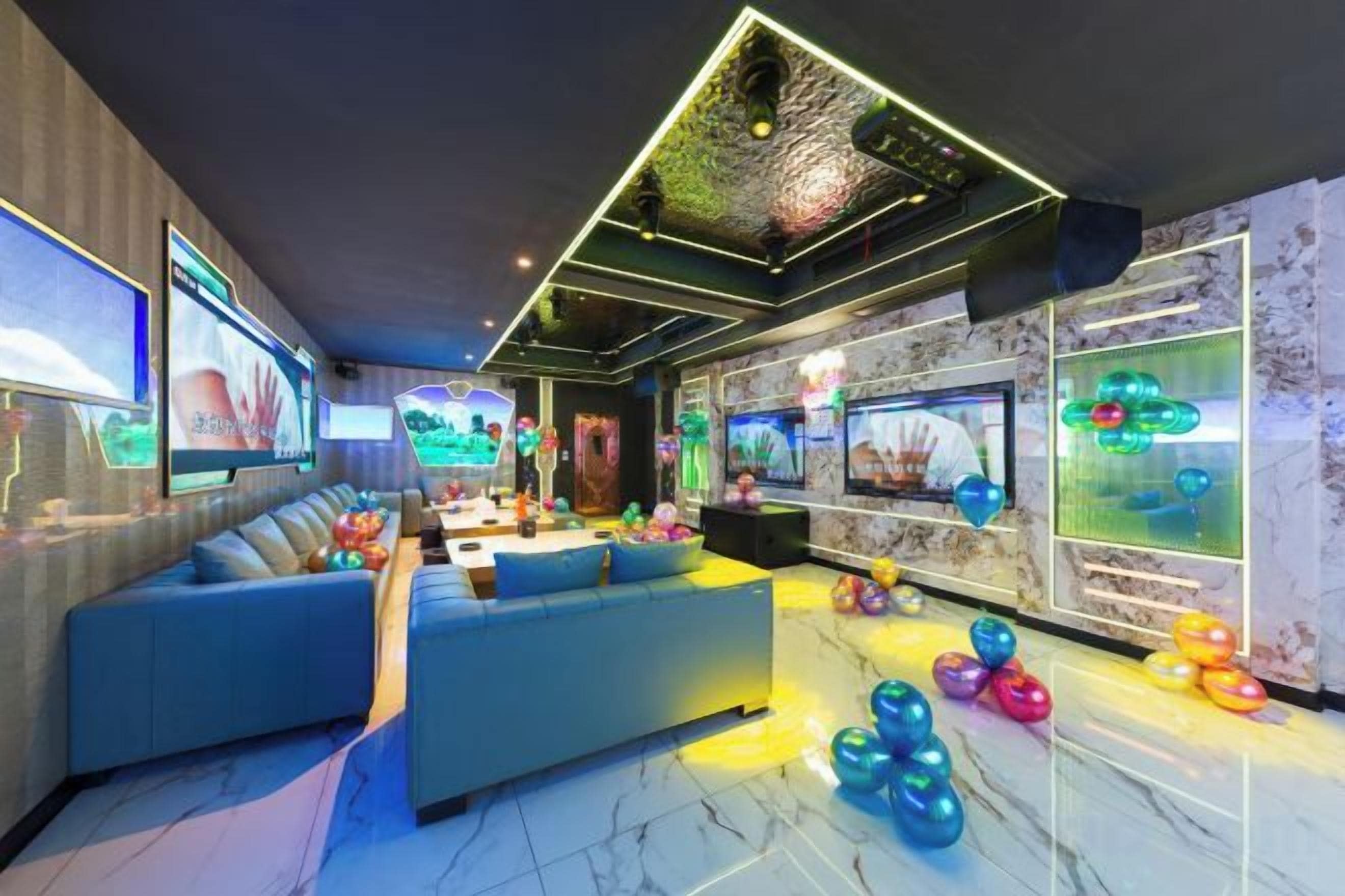 Ein modernes Wohnzimmer mit einem Ecksofa, einem Couchtisch und einem großen Aquarium.