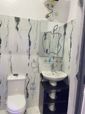 Shower, towels, soap, toilet paper -  1and 2 beds. apt.in beautiful Lagos with AC, WiFi,24hrs power by solar, 100% se (Lagos)