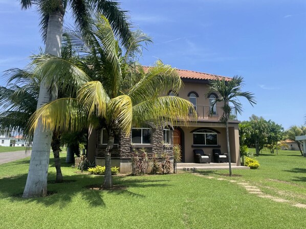 Unclassified image, 1 of 25, button