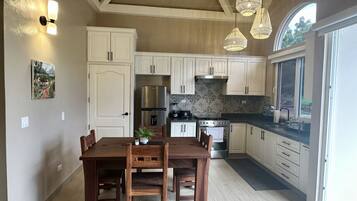 Een koelkast, een microgolfoven, een koffiezetapparaat/waterkoker