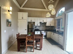 Réfrigérateur, micro-ondes, cafetière/bouilloire, grille-pain