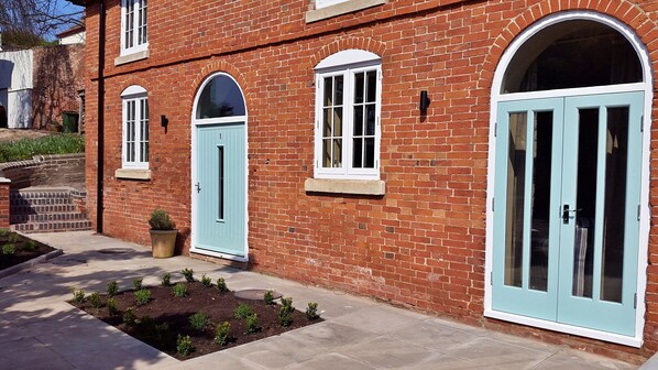 Cottage | Exterior - Charming Mews Cottage With Modern Comfort (Derby)