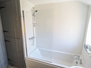 Shower, hair dryer - Madje Apartment (Lincoln)