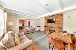 Cottage | Living room - Lodge in Thirsk With Spa & Scenic Trails (Thirsk)