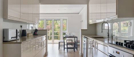 ثلاجة، ميكروويف، فرن، موقد طهي مسطح