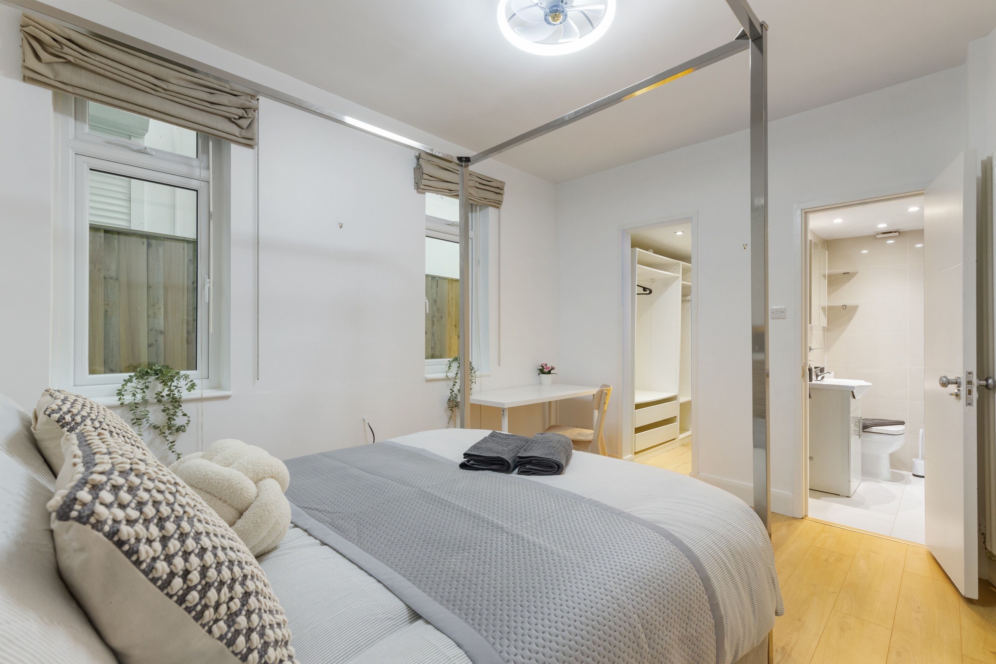 3 chambres, fer et planche à repasser, Wi-Fi gratuit, draps fournis