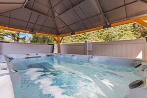 Bain à remous extérieur
