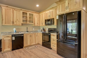 Kjøleskap, mikrobølgeovn, ovn og kokeplater