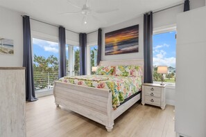 4 室のベッドルーム、セーフティボックス (室内)、WiFi (無料)、ベッドシーツ