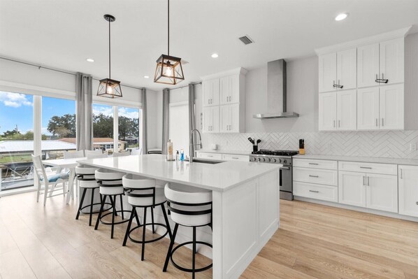 冷蔵庫、電子レンジ、オーブン、コンロ