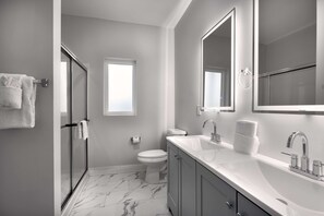 Håndklær, såpe og toalettpapir