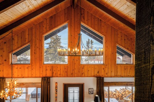 Cozy Cabin w hot tub & wood-burning fireplace