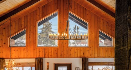 Cozy Cabin w hot tub & wood-burning fireplace