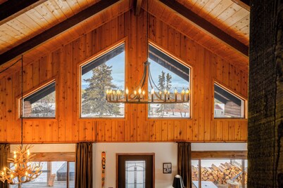 Cozy Cabin w hot tub & wood-burning fireplace