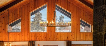 Cozy Cabin w hot tub & wood-burning fireplace