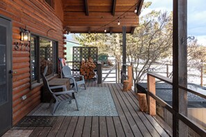 Outdoor dining - Cozy Cabin w hot tub & wood-burning fireplace (Whitefish)