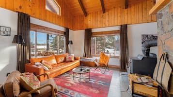 Een smart-tv en een open haard