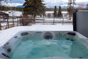 Outdoor spa tub - Cozy Cabin w hot tub & wood-burning fireplace (Whitefish)