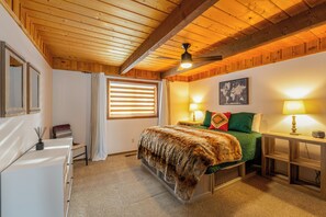 2 bedrooms, iron/ironing board, free WiFi, bed sheets - Cozy Cabin w hot tub & wood-burning fireplace (Whitefish)