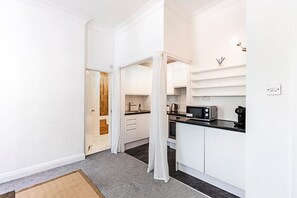 Een koelkast, een microgolfoven, een oven