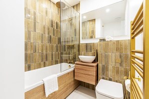 Douche, séchoir à cheveux, serviettes fournies