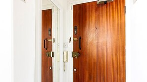 A wooden door with a brass handle and a keyhole. - Elegant Knightsbridge Flat Near Harrods (London)