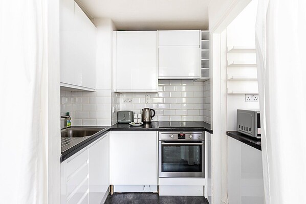 Kühlschrank, Mikrowelle, Ofen, Wasserkocher mit Kaffee-/Teezubehör