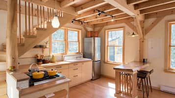 KĂŒhlschrank, Ofen, Herdplatte, Wasserkocher mit Kaffee-/Teezubehör