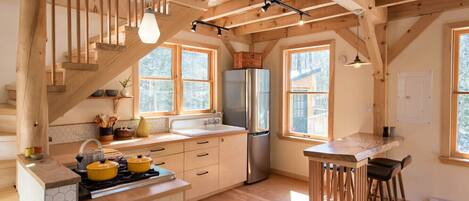 Jääkaappi, uuni, liesi, kahvin-/teenkeitin