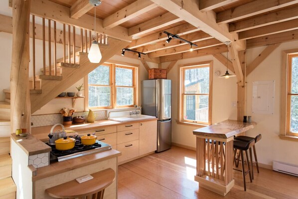 Réfrigérateur, four, plaque de cuisson, cafetière/bouilloire