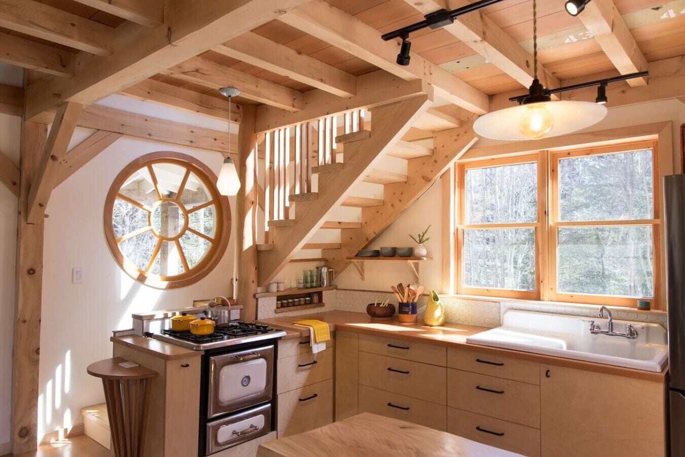 Fridge, oven, stovetop, coffee/tea maker