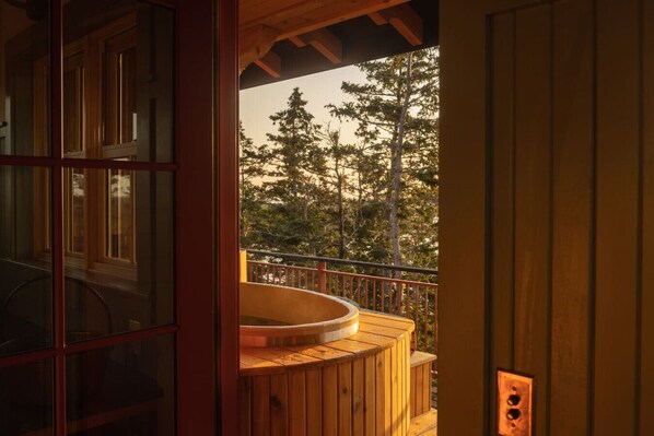 Outdoor spa tub