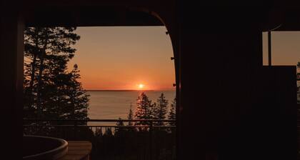 Shackup Tower - 30 ft in the air & hot tub & surf