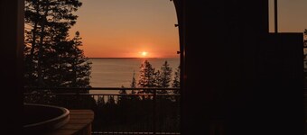 Shackup Tower - 30 ft in the air & hot tub & surf