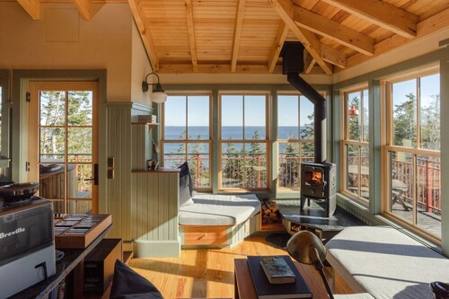 Shackup Tower - 30 ft in the air & hot tub & surf