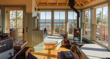 Shackup Tower - 30 ft in the air & hot tub & surf