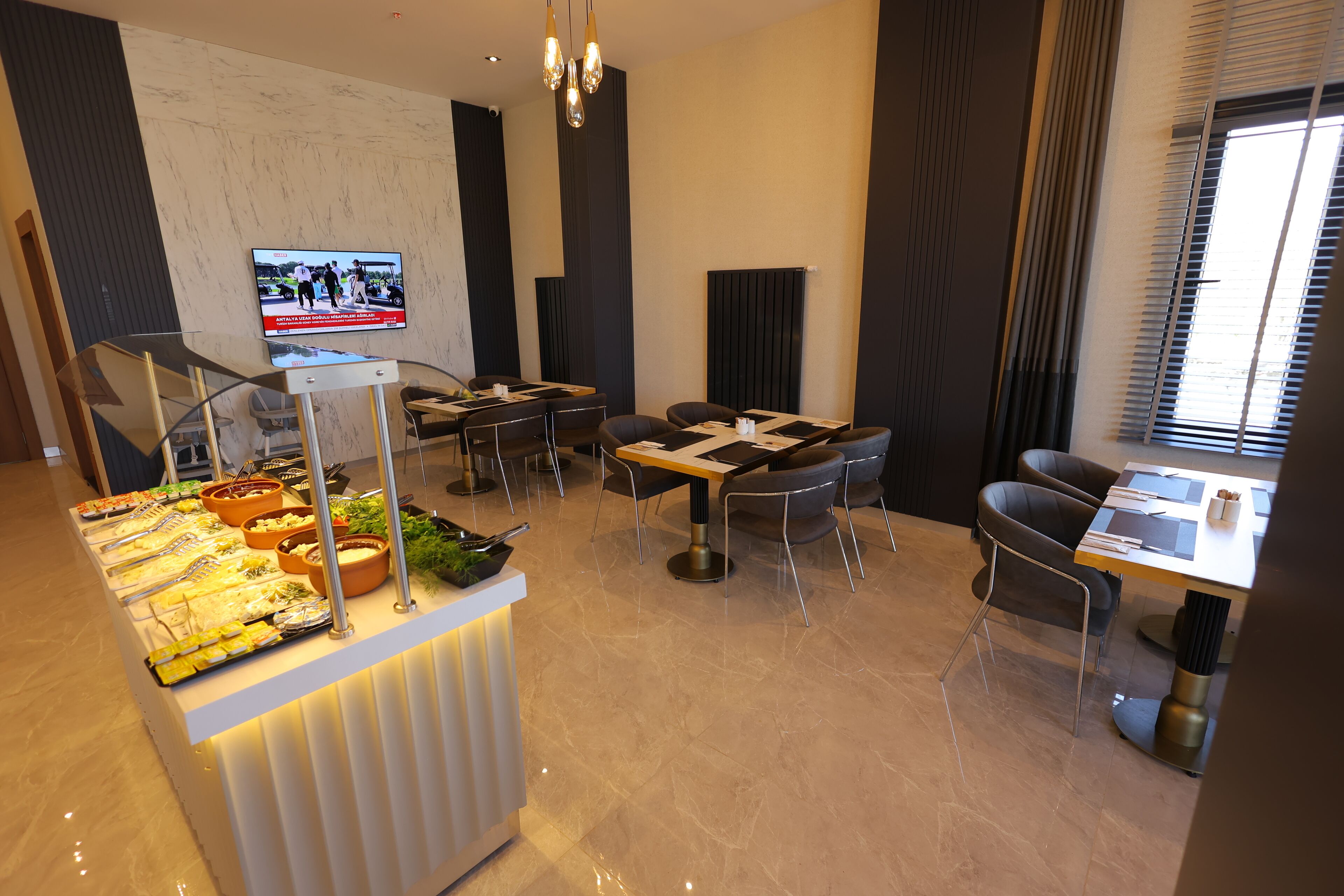 Zona de dinar moderna amb bufet, diverses taules i cadires.