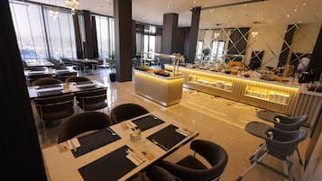 Frokostbuffé hver dag (mot et tillegg)