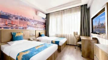Una habitación de hotel con dos camas, un escritorio, una silla, un televisor y un mural con vistas a la ciudad.