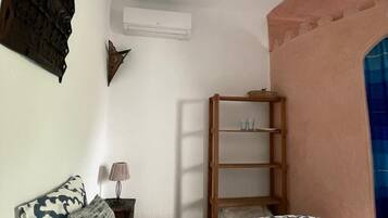 Phòng đôi hoặc 2 giường đơn tiện nghi đơn giản, sân hiên, quang cảnh vườn | Két bảo mật tại phòng, màn/rèm cản sáng