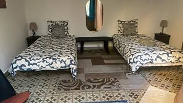 Phòng đôi hoặc 2 giường đơn tiện nghi đơn giản, sân hiên, quang cảnh vườn | Két bảo mật tại phòng, màn/rèm cản sáng