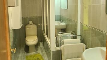 SĂšche-cheveux, bidet, serviettes fournies, savon