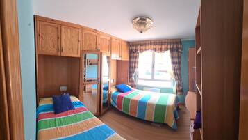 4 habitaciones, tabla de planchar con plancha, wifi y ropa de cama