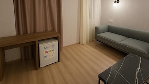 Un salon moderne avec un banc en bois, un canapé gris, une petite table et un appareil de climatisation.