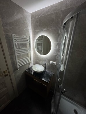 Deluxe Double Room | Bathroom - Double B at Freedom square (Tbilisi)