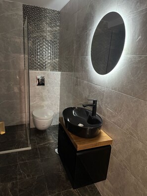 Habitación Deluxe doble | Baño | Ducha, toallas, jabón y champú