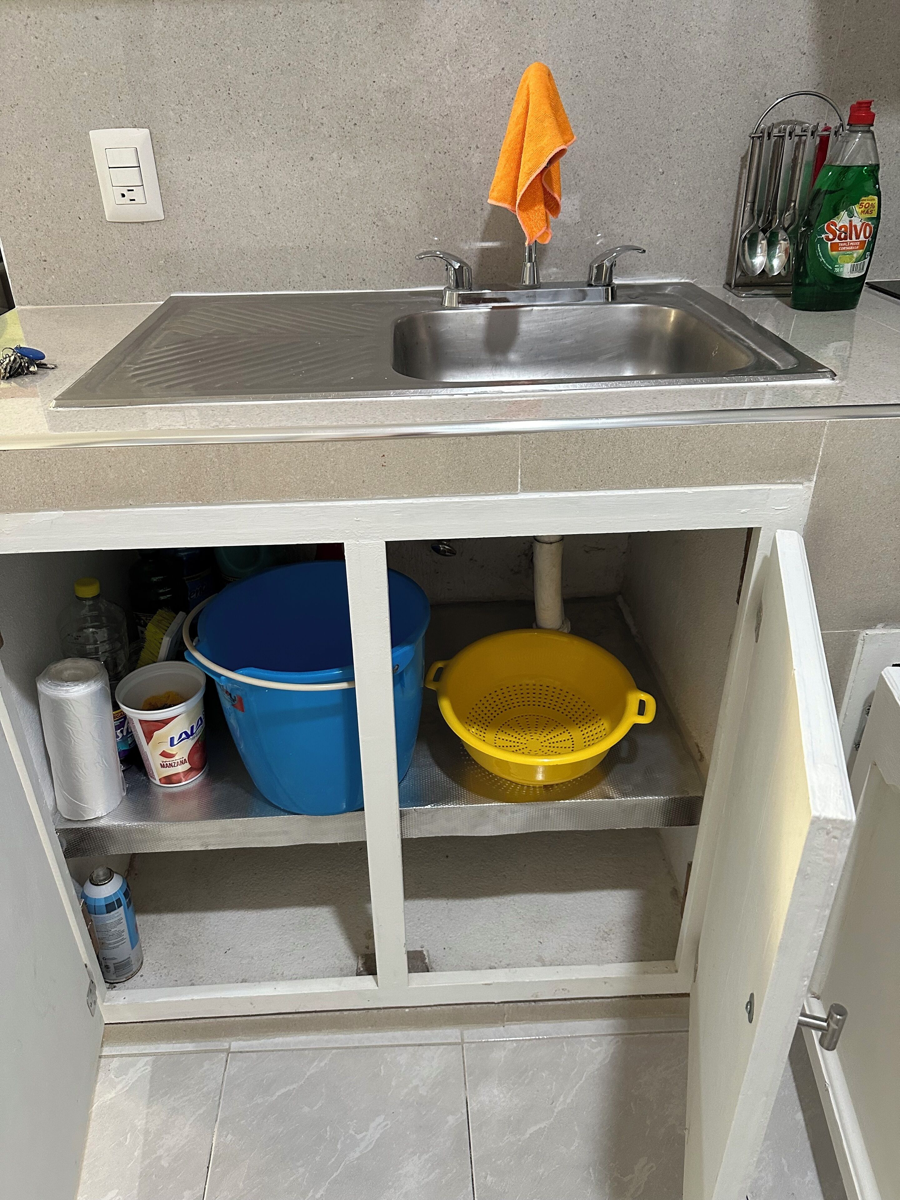 Cookware/dishes/utensils, paper towels