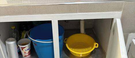 Kochgeschirr/Geschirr/Besteck, Küchenrolle