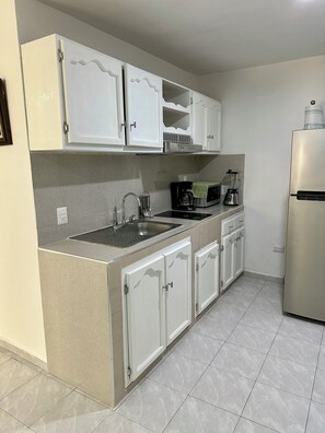 Utensilios de cocina y toallas de papel 