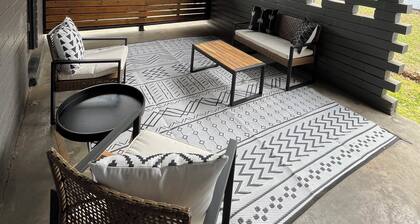 3-bedroom Mid-Mod home in Fort Smith with King bed, WiFi